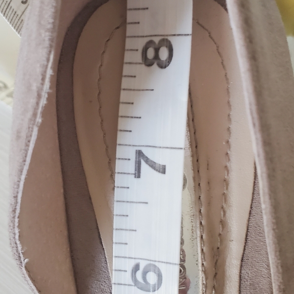 BCBG Pointed toe pump wedge suede heel size 4 - Picture 9 of 9